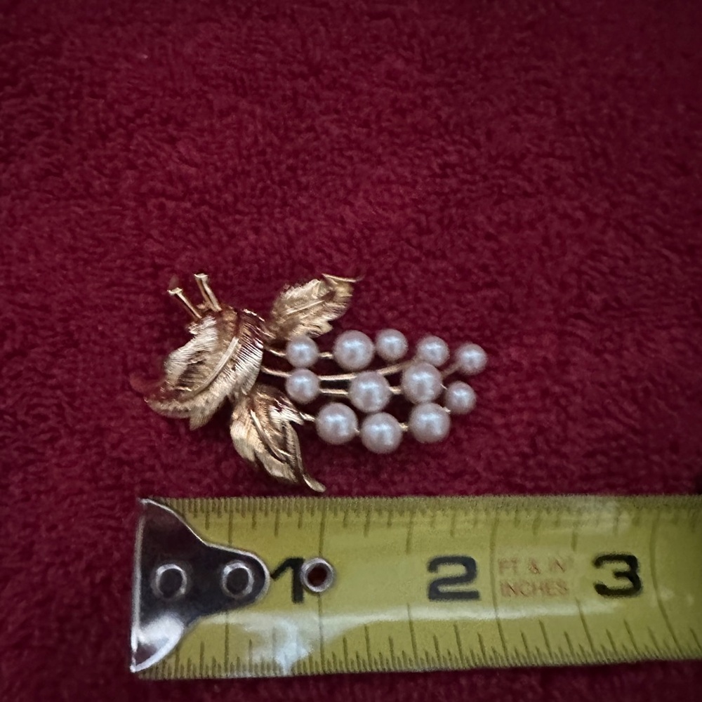 MONET Vintage Brooch Gold Tone Leaves & Faux Pearl Grape Bunch 2.25" x  1.5" - Picture 2 of 6